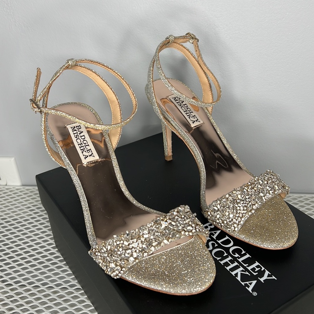 Badgley Mischka Jen Ankle Strap Sandal in Platino Glitter Women’s size 7